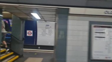 Londra 'dan Sonraki İstasyona Hızlı Giden Pencere Koltuğu' ndan Dışarıya Bakış. Tren Londra 'nın merkezinden İngiltere' nin Luton kasabasına gidiyor. Görüntü 4 Haziran 2023 'te çekildi.
