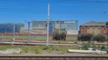 Londra 'dan Sonraki İstasyona Hızlı Giden Pencere Koltuğu' ndan Dışarıya Bakış. Tren Londra 'nın merkezinden İngiltere' nin Luton kasabasına gidiyor. Görüntü 4 Haziran 2023 'te çekildi.