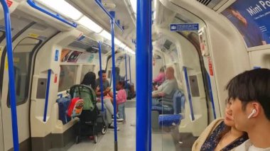 Londra 'dan Sonraki İstasyona Hızlı Giden Pencere Koltuğu' ndan Dışarıya Bakış. Tren Londra 'nın merkezinden İngiltere' nin Luton kasabasına gidiyor. Görüntü 4 Haziran 2023 'te çekildi.