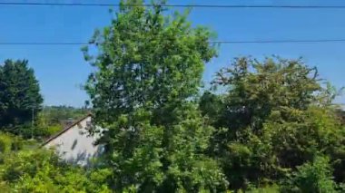 Londra 'dan Sonraki İstasyona Hızlı Giden Pencere Koltuğu' ndan Dışarıya Bakış. Tren Londra 'nın merkezinden İngiltere' nin Luton kasabasına gidiyor. Görüntü 4 Haziran 2023 'te çekildi.