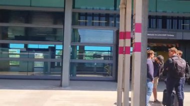 Londra 'dan Sonraki İstasyona Hızlı Giden Pencere Koltuğu' ndan Dışarıya Bakış. Tren Londra 'nın merkezinden İngiltere' nin Luton kasabasına gidiyor. Görüntü 4 Haziran 2023 'te çekildi.