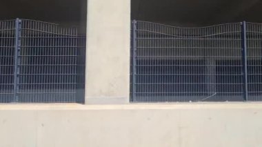 Londra 'dan Sonraki İstasyona Hızlı Giden Pencere Koltuğu' ndan Dışarıya Bakış. Tren Londra 'nın merkezinden İngiltere' nin Luton kasabasına gidiyor. Görüntü 4 Haziran 2023 'te çekildi.