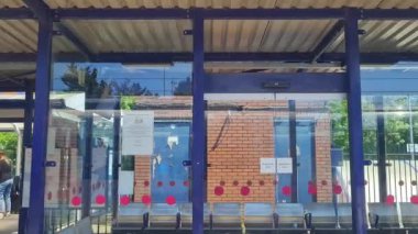 Londra 'dan Sonraki İstasyona Hızlı Giden Pencere Koltuğu' ndan Dışarıya Bakış. Tren Londra 'nın merkezinden İngiltere' nin Luton kasabasına gidiyor. Görüntü 4 Haziran 2023 'te çekildi.