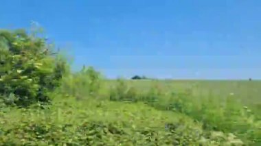 Londra 'dan Sonraki İstasyona Hızlı Giden Pencere Koltuğu' ndan Dışarıya Bakış. Tren Londra 'nın merkezinden İngiltere' nin Luton kasabasına gidiyor. Görüntü 4 Haziran 2023 'te çekildi.