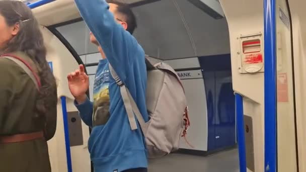 바깥에서 바라본 열차의 역으로 빠르게 열차는 센트럴 런던에서 영국의 타운까지 — 비디오