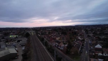 Gün batımında Doğal Mor Gökyüzü ve Bulutlarla En Güzel Günbatımı Sahnesi. İngiltere 'nin Luton şehrinin hava manzarası.