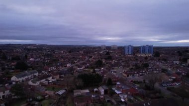 Gün batımında Doğal Mor Gökyüzü ve Bulutlarla En Güzel Günbatımı Sahnesi. İngiltere 'nin Luton şehrinin hava manzarası.