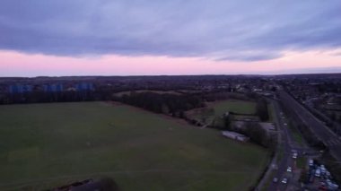 Gün batımında Doğal Mor Gökyüzü ve Bulutlarla En Güzel Günbatımı Sahnesi. İngiltere 'nin Luton şehrinin hava manzarası.