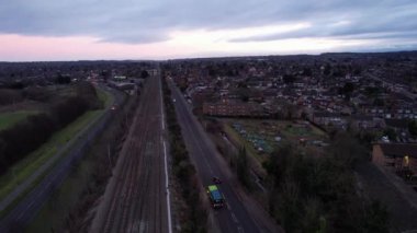 Gün batımında Doğal Mor Gökyüzü ve Bulutlarla En Güzel Günbatımı Sahnesi. İngiltere 'nin Luton şehrinin hava manzarası.