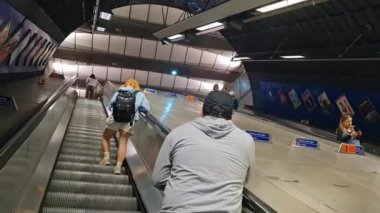 İngiltere 'nin başkenti Londra' daki tren ve metro istasyonu. Görüntüler 04-Haziran-2023 'te çekildi.