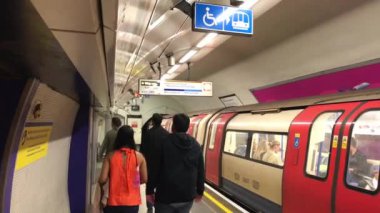 İngiltere 'nin başkenti Londra' daki tren ve metro istasyonu. Görüntüler 04-Haziran-2023 'te çekildi.