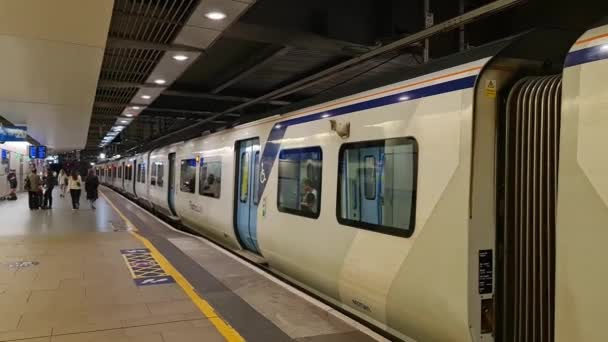 英国英格兰首都伦敦市中心的火车和地铁车站 拍摄于2023年6月4日 — 图库视频影像