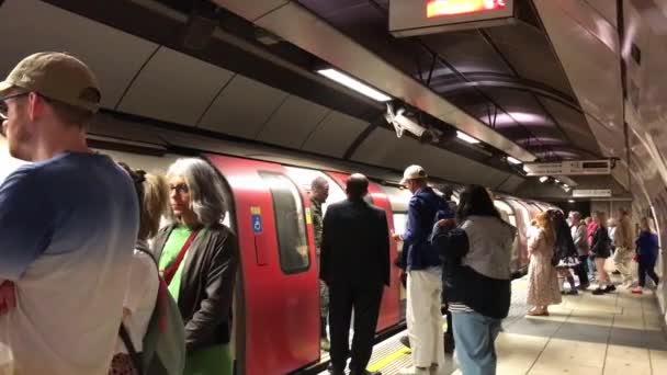 Trein Metrostation Bij Central London Capital City England Groot Brittannië — Stockvideo