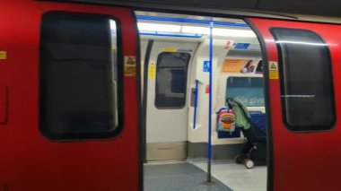 İngiltere 'nin başkenti Londra' daki tren ve metro istasyonu. Görüntüler 04-Haziran-2023 'te çekildi.