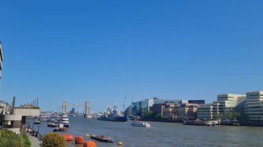 İngiltere 'nin başkenti Londra' daki Tower Bridge ve London Bridge 'in gündüz görüntüsü. Görüntü 4 Haziran 2023 'te, Güneşli sıcak bir günde kaydedildi.