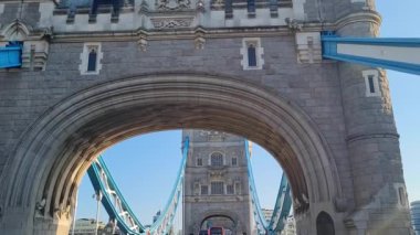 İngiltere 'nin başkenti Londra' daki Tower Bridge ve London Bridge 'in gündüz görüntüsü. Görüntü 4 Haziran 2023 'te, Güneşli sıcak bir günde kaydedildi.