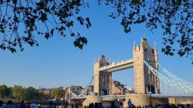 İngiltere 'nin başkenti Londra' daki Tower Bridge ve London Bridge 'in gündüz görüntüsü. Görüntü 4 Haziran 2023 'te, Güneşli sıcak bir günde kaydedildi.