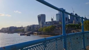 İngiltere 'nin başkenti Londra' daki Tower Bridge ve London Bridge 'in gündüz görüntüsü. Görüntü 4 Haziran 2023 'te, Güneşli sıcak bir günde kaydedildi.
