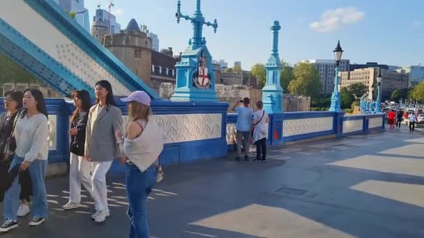 英国伦敦市中心伦敦首都城塔桥和伦敦桥的日间景观 拍摄于2023年6月4日温暖的太阳日 — 图库视频影像