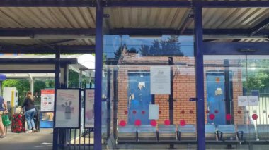 Pencere kenarı hareket halindeki trenin manzarası. Luton Town 'dan İngiltere' nin Londra 'nın merkezine gidiyoruz. Görüntüler 08 Haziran 2023 'te çekildi.