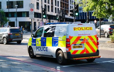 Londra, İngiltere, Birleşik Krallık - 4 Haziran 2023: Güneşli bir günde Londra Şehir ve Trafik