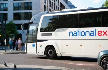 Londra, İngiltere, Birleşik Krallık - 4 Haziran 2023: Güneşli bir günde Londra Şehir ve Trafik