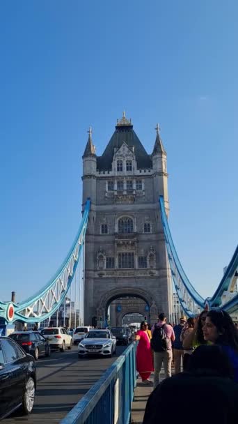 英国伦敦市中心伦敦首都城塔桥和伦敦桥的日间景观 拍摄于2023年6月4日温暖的太阳日 — 图库视频影像