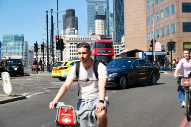 Londra, İngiltere, Birleşik Krallık - 4 Haziran 2023: Güneşli bir günde Londra Şehir ve Trafik