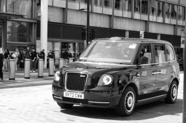 Londra, İngiltere, Birleşik Krallık - 4 Haziran 2023: Güneşli bir günde Londra Şehir ve Trafik