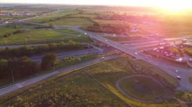 British Highways, High Angle Video İHA 'nın Kamerasıyla 11 Haziran 2023' te çekildi. Luton ve İngiltere 'nin Dunstable kasabasındaki M1 kavşağının hava görüntüleri.