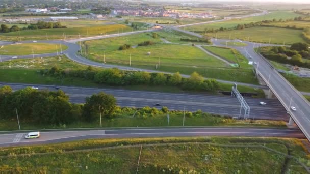 イギリスの高速道路 高角度映像は2023年6月11日にドローンのカメラで撮影された イギリスのルトンとダンスタブルのM1ジャンクション11の空中映像 — ストック動画