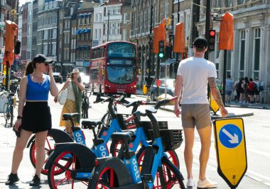 İngiltere 'nin orta Londra kenti Thames nehrinin kıyısında 2023-06-04 tarihleri arasında 