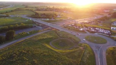 British Highways, High Angle Video İHA 'nın Kamerasıyla 11 Haziran 2023' te çekildi. Luton ve İngiltere 'nin Dunstable kasabasındaki M1 kavşağının hava görüntüleri.