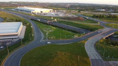 British Highways, High Angle Video İHA 'nın Kamerasıyla 11 Haziran 2023' te çekildi. Luton ve İngiltere 'nin Dunstable kasabasındaki M1 kavşağının hava görüntüleri.