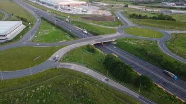 British Highways, High Angle Video İHA 'nın Kamerasıyla 11 Haziran 2023' te çekildi. Luton ve İngiltere 'nin Dunstable kasabasındaki M1 kavşağının hava görüntüleri.