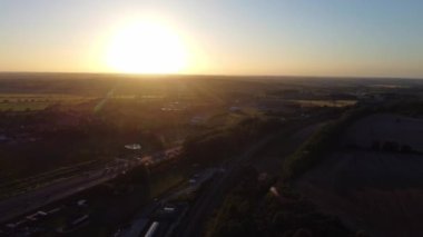 British Highways, High Angle Video İHA 'nın Kamerasıyla 11 Haziran 2023' te çekildi. Luton ve İngiltere 'nin Dunstable kasabasındaki M1 kavşağının hava görüntüleri.