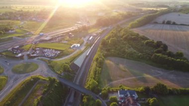 British Highways, High Angle Video İHA 'nın Kamerasıyla 11 Haziran 2023' te çekildi. Luton ve İngiltere 'nin Dunstable kasabasındaki M1 kavşağının hava görüntüleri.