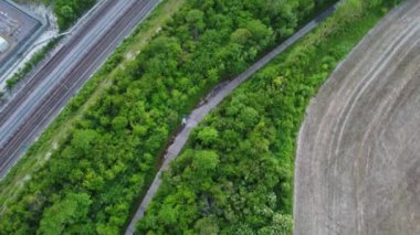 British Highways, High Angle Video İHA 'nın Kamerasıyla 11 Haziran 2023' te çekildi. Luton ve İngiltere 'nin Dunstable kasabasındaki M1 kavşağının hava görüntüleri.