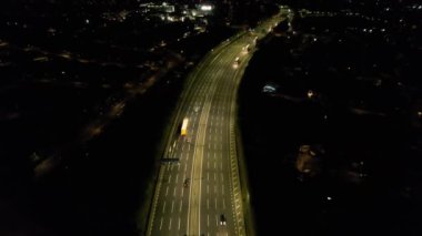 British Highways, High Angle Video İHA 'nın Kamerasıyla 11 Haziran 2023' te çekildi. Luton ve İngiltere 'nin Dunstable kasabasındaki M1 kavşağının hava görüntüleri.