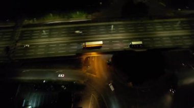 British Highways, High Angle Video İHA 'nın Kamerasıyla 11 Haziran 2023' te çekildi. Luton ve İngiltere 'nin Dunstable kasabasındaki M1 kavşağının hava görüntüleri.