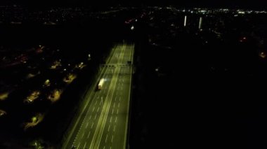 British Highways, High Angle Video İHA 'nın Kamerasıyla 11 Haziran 2023' te çekildi. Luton ve İngiltere 'nin Dunstable kasabasındaki M1 kavşağının hava görüntüleri.