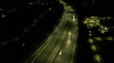 British Highways, High Angle Video İHA 'nın Kamerasıyla 11 Haziran 2023' te çekildi. Luton ve İngiltere 'nin Dunstable kasabasındaki M1 kavşağının hava görüntüleri.
