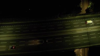 British Highways, High Angle Video İHA 'nın Kamerasıyla 11 Haziran 2023' te çekildi. Luton ve İngiltere 'nin Dunstable kasabasındaki M1 kavşağının hava görüntüleri.