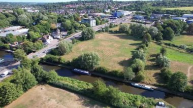 İngiltere 'nin Hemel Hempstead kasabasındaki River Side ve Boats' ın hava görüntüleri. 19 Ağustos 2022 'de Drone' un Kamerası ile yakalanmış.