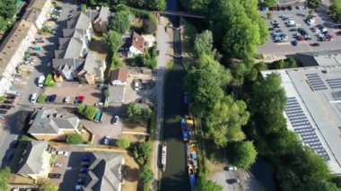 İngiltere 'nin Hemel Hempstead kasabasındaki River Side ve Boats' ın hava görüntüleri. 19 Ağustos 2022 'de Drone' un Kamerası ile yakalanmış.