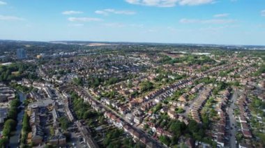 İngiltere 'nin Hemel Hempstead kasabasındaki River Side ve Boats' ın hava görüntüleri. 19 Ağustos 2022 'de Drone' un Kamerası ile yakalanmış.