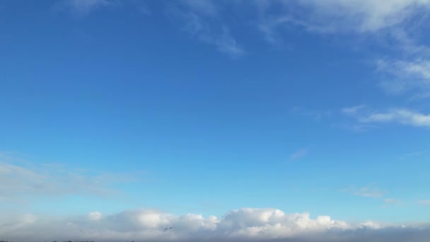 Прекрасні Висококутові Кадри Хмар Неба Над Британським Містом — стокове відео