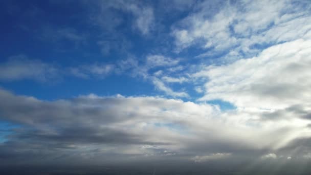 英国城市上空的云彩和天空美丽的高角图像 — 图库视频影像