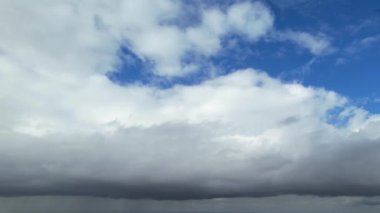 Gün batımından hemen önce İngiltere 'nin Milton Keynes şehrinde Güzel Gökyüzü ve Bulutlar.