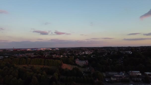 日落时英国英格兰城市的最佳空中景观 慢镜头 英国卢顿市中心 — 图库视频影像